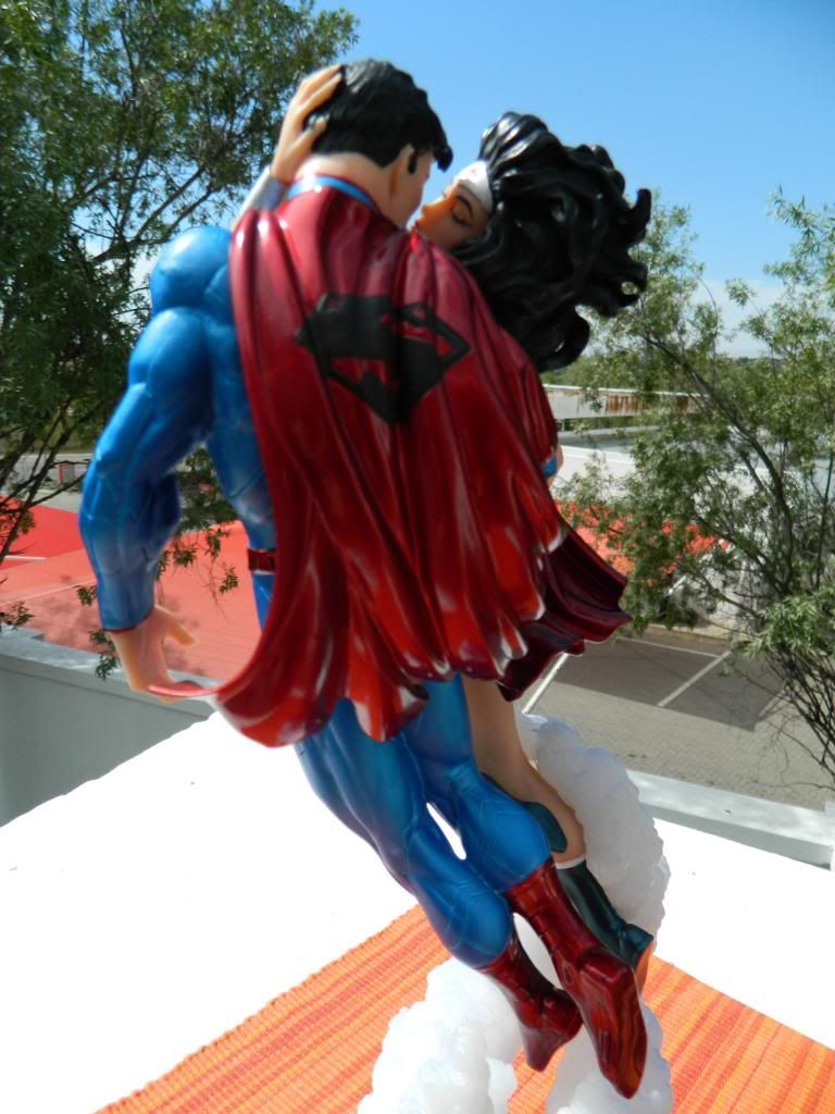 superman and wonder woman the kiss statue